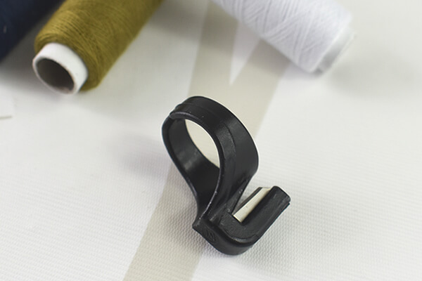 【100均ずぼらシュラン】ダイソー「糸切りリング」で裁縫での糸切りがストレスフリーに！の画像1