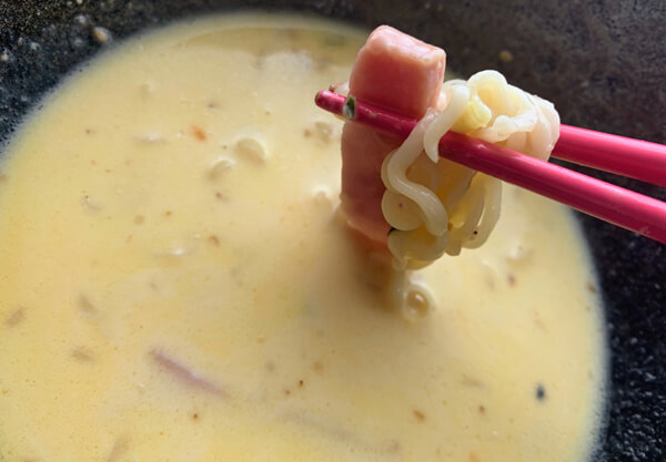 バズレシピ・リュウジさん【レンジ濃厚塩カルボ麺】、塩ラーメン＆牛乳がまさかの相性抜群で最後の汁まで飲み干した！の画像6