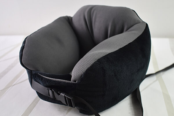 【100均ずぼらシュラン】ダイソー「ネックピロー 2WAY・ビーズタイプ」は長時間でも着けてることを忘れるレベルの画像1