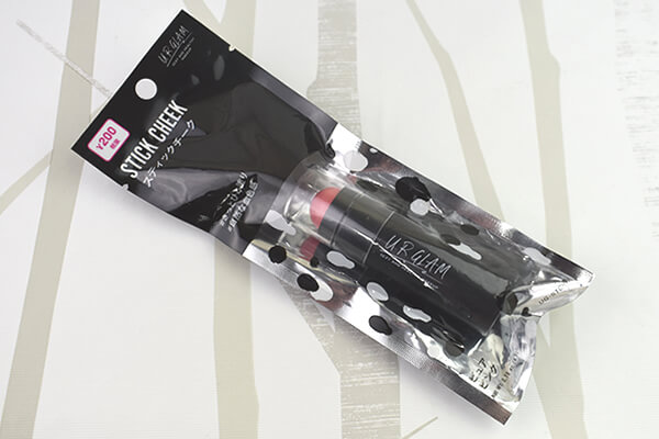 【100均ずぼらシュラン】ダイソーコスメ「UG スティックチーク PK-1」ひと塗りでお直しOK、完璧メイクをキープの画像2