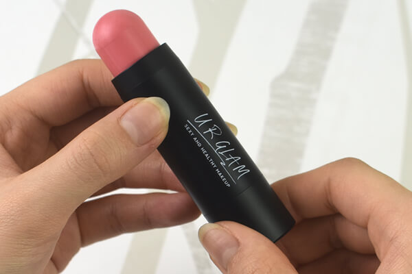 【100均ずぼらシュラン】ダイソーコスメ「UG スティックチーク PK-1」ひと塗りでお直しOK、完璧メイクをキープの画像5