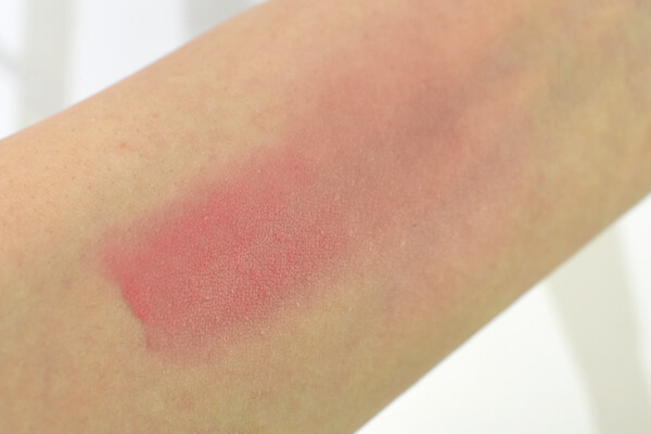 【100均ずぼらシュラン】ダイソーコスメ「UG スティックチーク PK-1」ひと塗りでお直しOK、完璧メイクをキープの画像7