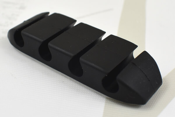 【100均ずぼらシュラン】ダイソー「ケーブルクリップ（4本固定型）」にコードだらけのデスク周りはお任せ！の画像1