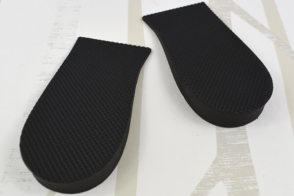 【100均ずぼらシュラン】セリア「ヒールアップパッド」なら数秒で脚長女子に大変身!?の画像1