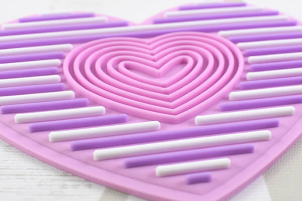 【100均ずぼらシュラン】ダイソー「化粧ブラシクリーナー」優しいカラーのハート型で夢かわすぎるデザインの画像3