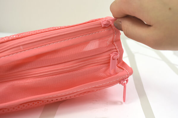 【100均ずぼらシュラン】ダイソー「旅行に使える！ 3WAYメッシュバッグ」そのまま洗濯できてズボラ女子に優しすぎる……の画像4