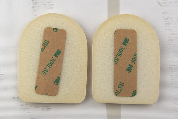 【100均ずぼらシュラン】ダイソー「低反発インソールパッド（かかと用）」肌触り抜群で足の負担をふわっと吸収！の画像4