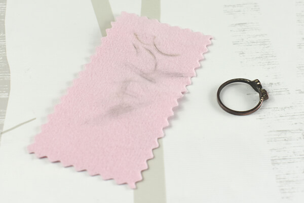 【100均ずぼらシュラン】ダイソー「金属磨きクロス」で眠っていたリングが新品のようにピカピカに!?の画像5