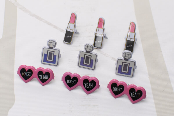 【100均ずぼらシュラン】ダイソー「ブラッズピン コスメ 」で地味な紙袋もかわいいラッピングに！の画像1