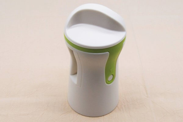 【100均ずぼらシュラン】ダイソー「3WAYスパイラルカッター」料理下手でも回すだけで美しく野菜をカットしてSNS映え!?の画像1