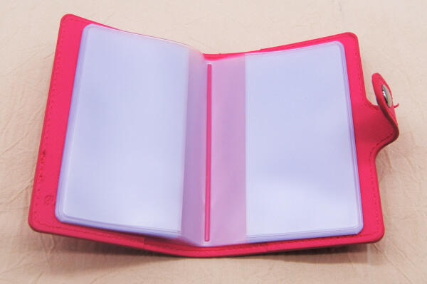 【100均ずぼらシュラン】 ダイソー「カードホルダー 20ポケット」高級カードケース風でセレブ気分!?の画像3