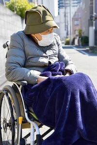 暴力と奇声、おむつに手を入れるーー精神状態が悪化した母は、リハビリ病院で拘束されたの画像1