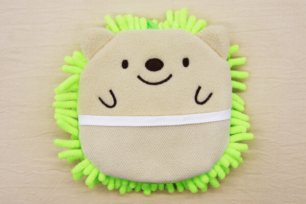 【100均ずぼらシュラン】ダイソー「かわいいハリネズミのマイクロファイバーミトン型」は癒し度抜群で無限に掃除をしたくなる!?の画像2