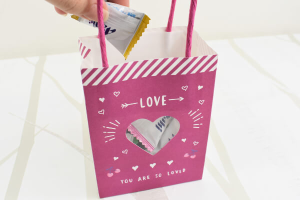 【100均ずぼらシュラン】ダイソー「窓付ミニ紙袋（ピンクハート）」は乙女度満点のキュートデザインの画像5