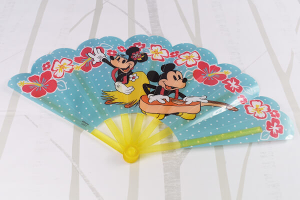 【100均ずぼらシュラン】ダイソー「水をはじく扇子（ミッキー、ミニー）」はチャーミングなイラストに心を掴まれる！の画像1