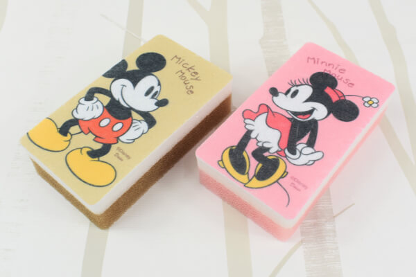 【100均ずぼらシュラン】ダイソー「キッチンスポンジ」かわいいミッキー＆ミニーが汚れをしっかり撃退の画像1