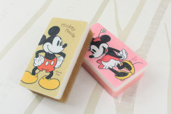 【100均ずぼらシュラン】ダイソー「キッチンスポンジ」かわいいミッキー＆ミニーが汚れをしっかり撃退の画像3