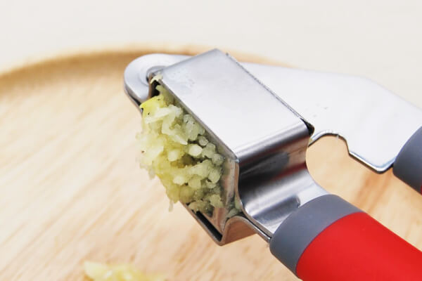 【100均ずぼらシュラン】ダイソー「ニンニクプレッシャー」は2ステップでニンニクを潰せて包丁いらず！の画像6