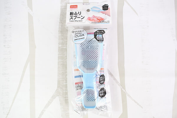 【100均ずぼらシュラン】ダイソーの「粉ふりスプーン」ふりかける範囲を選べて仕上げのパウダーがバッチリ決まる！の画像2