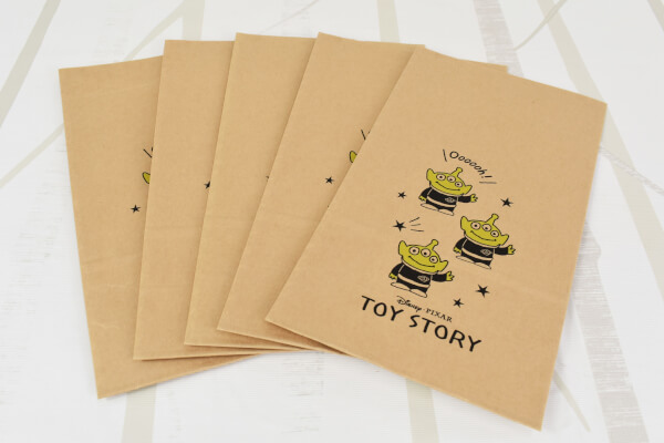 【100均ずぼらシュラン】ダイソー「角底クラフトバッグ（M）トイ・ストーリー」エイリアンがかわいい＆レトロ感がおしゃれの画像1