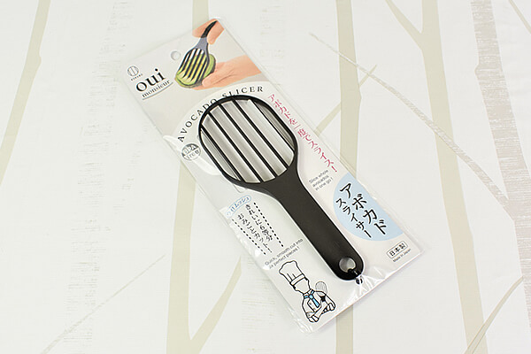 【100均ずぼらシュラン】ダイソーの「ウィムッシュ アボカドスライサー」は差し込むだけで映えるアボカド料理を実現!?の画像2