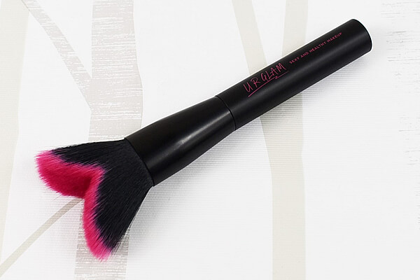 【100均ずぼらシュラン】ダイソーコスメ「UG VパウダーブラシP」ならブラシ使い苦手でも尾ひれの形で輪郭にフィット！の画像1