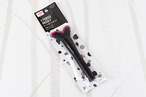 【100均ずぼらシュラン】ダイソーコスメ「UG VパウダーブラシP」ならブラシ使い苦手でも尾ひれの形で輪郭にフィット！の画像2