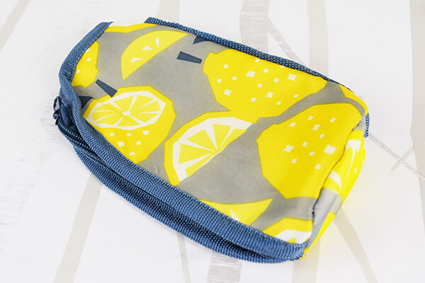 【100均ずぼらシュラン】セリア「ストラップ型ペットボトルカバー 500ml レモン」は 保冷できてフレッシュなレモン柄が夏にぴったり！の画像1