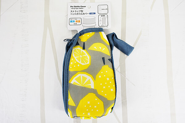 【100均ずぼらシュラン】セリア「ストラップ型ペットボトルカバー 500ml レモン」は 保冷できてフレッシュなレモン柄が夏にぴったり！の画像2