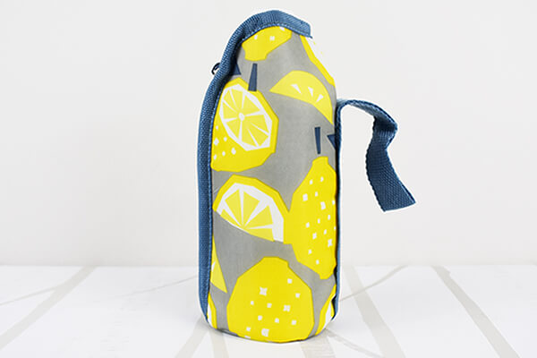 【100均ずぼらシュラン】セリア「ストラップ型ペットボトルカバー 500ml レモン」は 保冷できてフレッシュなレモン柄が夏にぴったり！の画像3