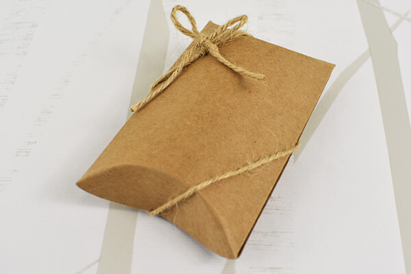 【100均ずぼらシュラン】セリア「ピローボックス クラフト」手作り感たっぷりでハンドメイドの贈り物にぴったり!?の画像1