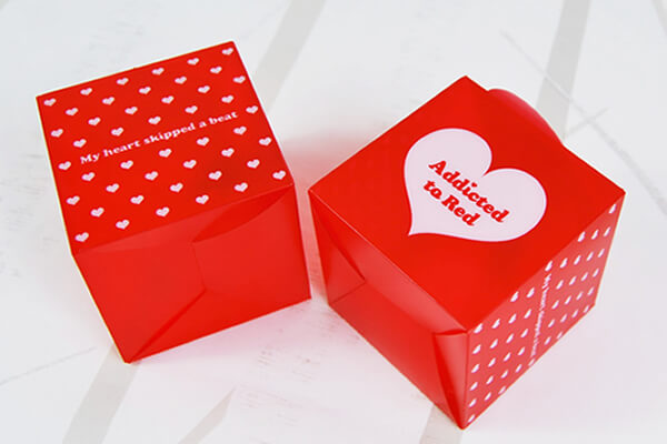 【100均ずぼらシュラン】セリア 「ハートクッキーボックス 2P レッド・ハート」組み立ていらずでキュートにラッピング！の画像1