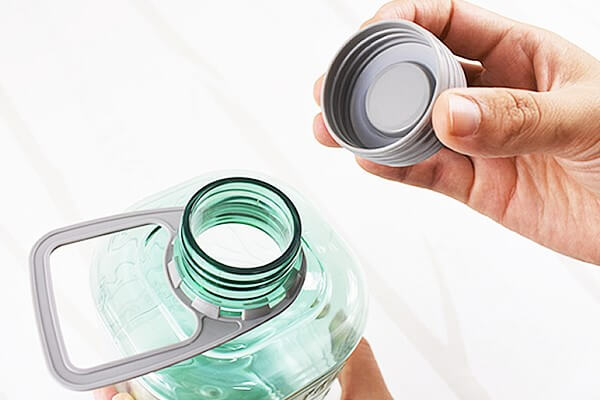 寸胴なデザインがレトロかわいい！ たっぷり水が入るセリアの「ウォーターボトル ジャータイプ」の画像3