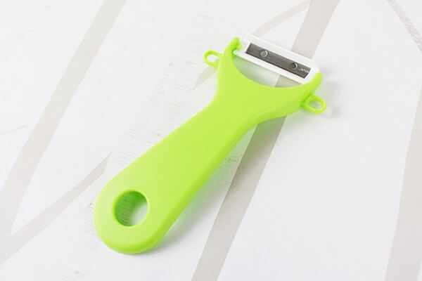 【100均ずぼらシュラン】ダイソー「マジカルピーラー」小さな手にもぴったり馴染んで驚異の切れ味！の画像1