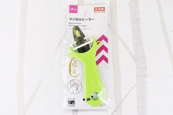 【100均ずぼらシュラン】ダイソー「マジカルピーラー」小さな手にもぴったり馴染んで驚異の切れ味！の画像2
