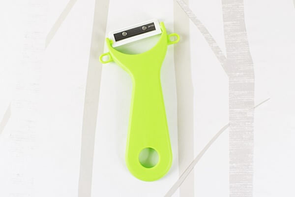 【100均ずぼらシュラン】ダイソー「マジカルピーラー」小さな手にもぴったり馴染んで驚異の切れ味！の画像3