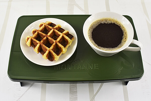 【100均ずぼらシュラン】セリア「ミニテーブル モンターニュ カーキ」があれば、おうちでキャンプ気分!?の画像6