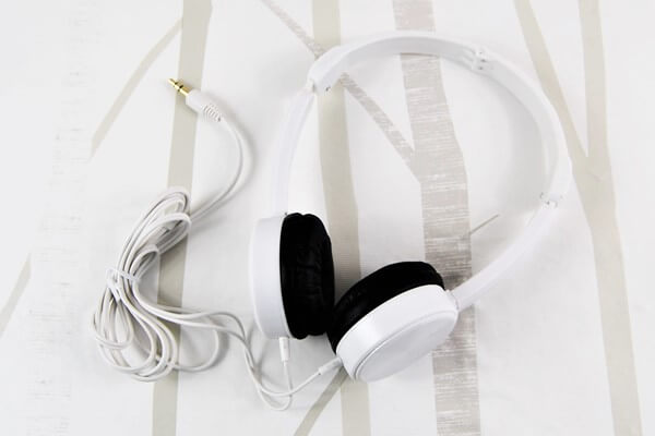 【100均ずぼらシュラン】ダイソーの「ヘッドホン（折りたたみ式）」コンパクトでコスパ良く音楽鑑賞の画像1