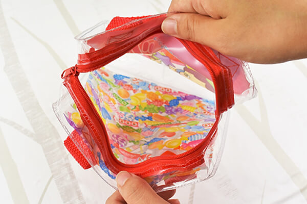 【100均ずぼらシュラン】セリア「PVCバッグ ときめきおかし」レトロ感あふれるイラストでバッグにもポーチにもの画像3