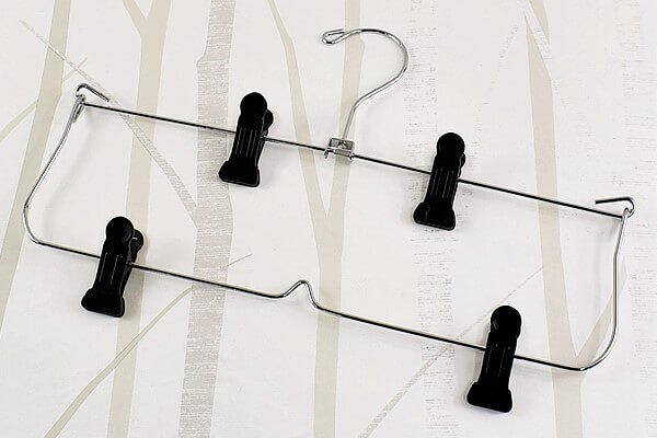 【100均ずぼらシュラン】ダイソー「スラックス＆スカートハンガー」はボトムス専用、1本で2倍の収納力!?の画像1