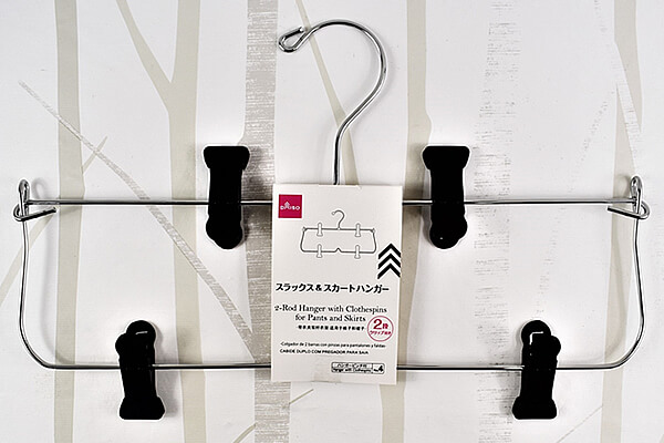 【100均ずぼらシュラン】ダイソー「スラックス＆スカートハンガー」はボトムス専用、1本で2倍の収納力!?の画像2