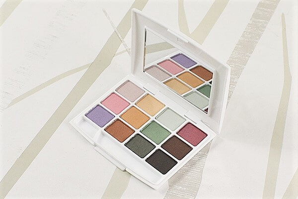 【100均ずぼらシュラン】セリアの人気コスメ「12色 アイシャドウ パレット 03」幅広いカラーでお仕事メイクもお出かけメイクもOK！の画像1