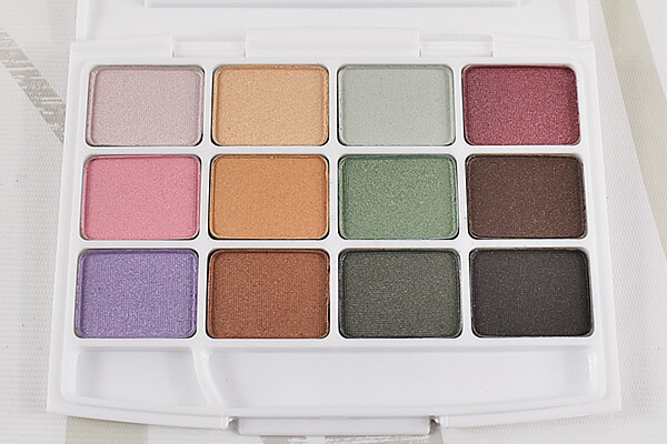 【100均ずぼらシュラン】セリアの人気コスメ「12色 アイシャドウ パレット 03」幅広いカラーでお仕事メイクもお出かけメイクもOK！の画像4