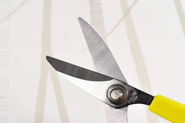 【ダイソーVSセリア】100均「ハサミ」対決！　プラスチックも磁気カードも切れる？の画像3