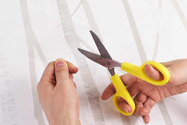 【ダイソーVSセリア】100均「ハサミ」対決！　プラスチックも磁気カードも切れる？の画像4