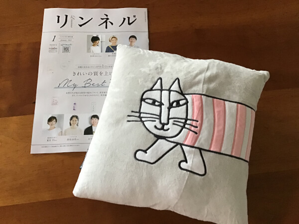【付録レビュー】「リンネル」1月号、ふわふわで高品質！　触り心地抜群なマイキーのクッションがデスクワークに大活躍！【女性誌】の画像2