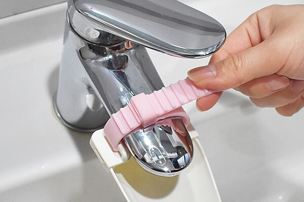 【ダイソーVSセリア】100均「蛇口グッズ」を徹底比較！　遠い蛇口をグッと近づける!?の画像3