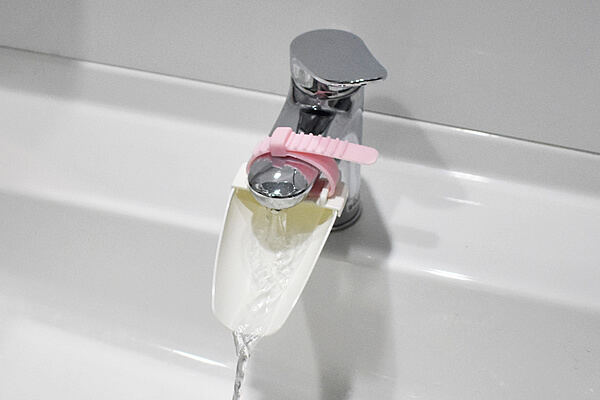 【ダイソーVSセリア】100均「蛇口グッズ」を徹底比較！　遠い蛇口をグッと近づける!?の画像4