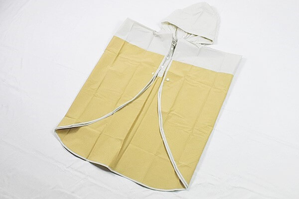 スリーコインズ「切り替えレインポンチョ」 持ち運びに便利でバッグつき、雨の日に大活躍！の画像1