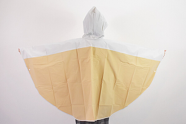 スリーコインズ「切り替えレインポンチョ」 持ち運びに便利でバッグつき、雨の日に大活躍！の画像5